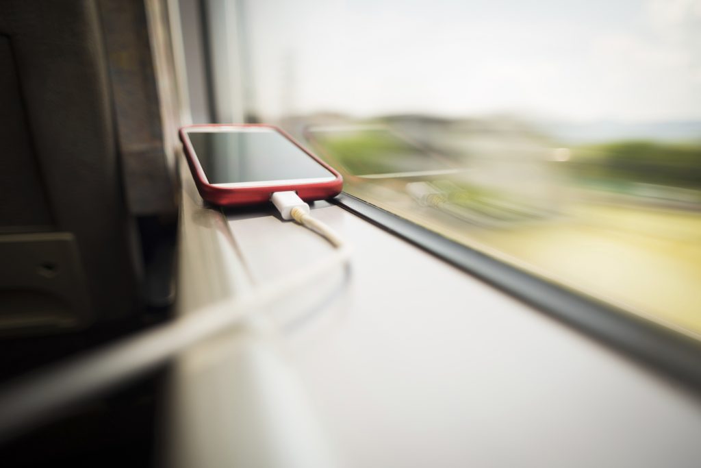 Oggetti utili in treno caricabatterie