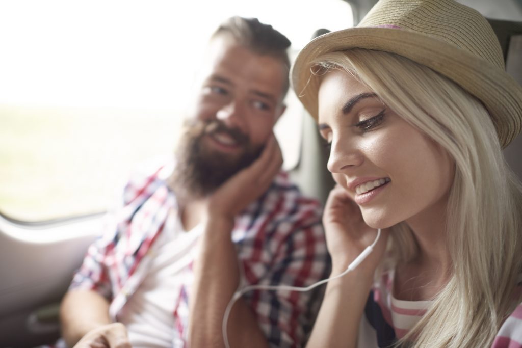 oggetti utili per viaggio in treno auricolari