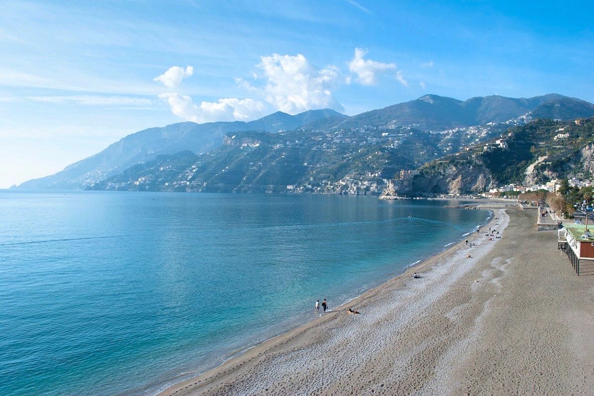 paesi più belli della costiera amalfitana maiori spiaggia