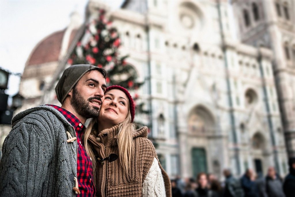 Coppia davanti a un albero di Natale