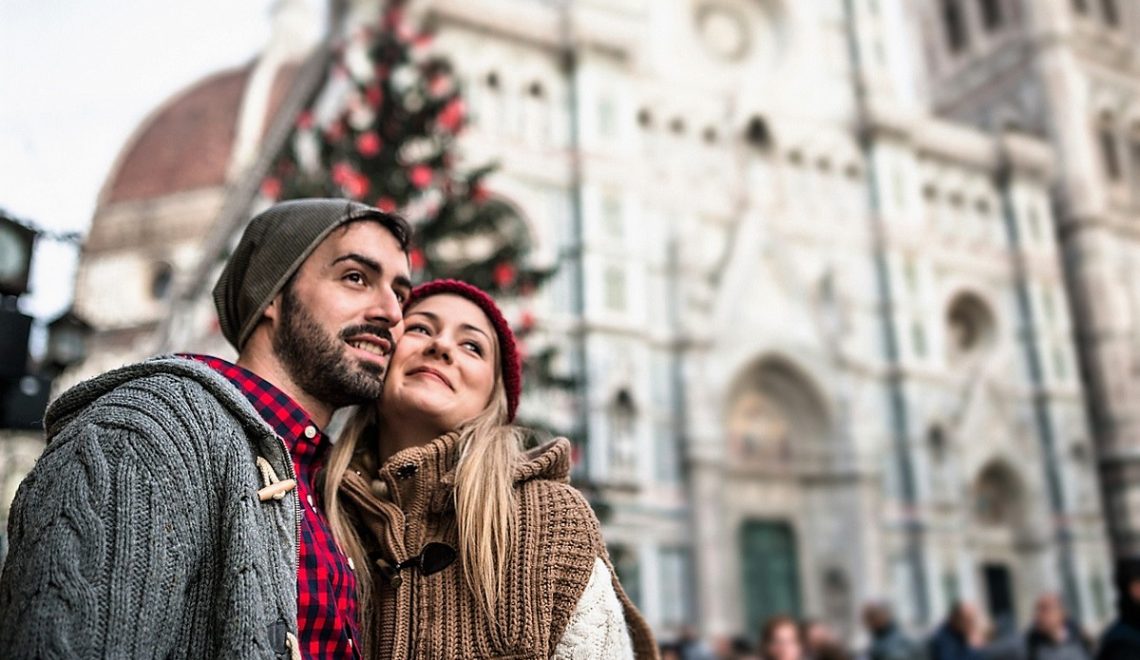 Coppia davanti a un albero di Natale