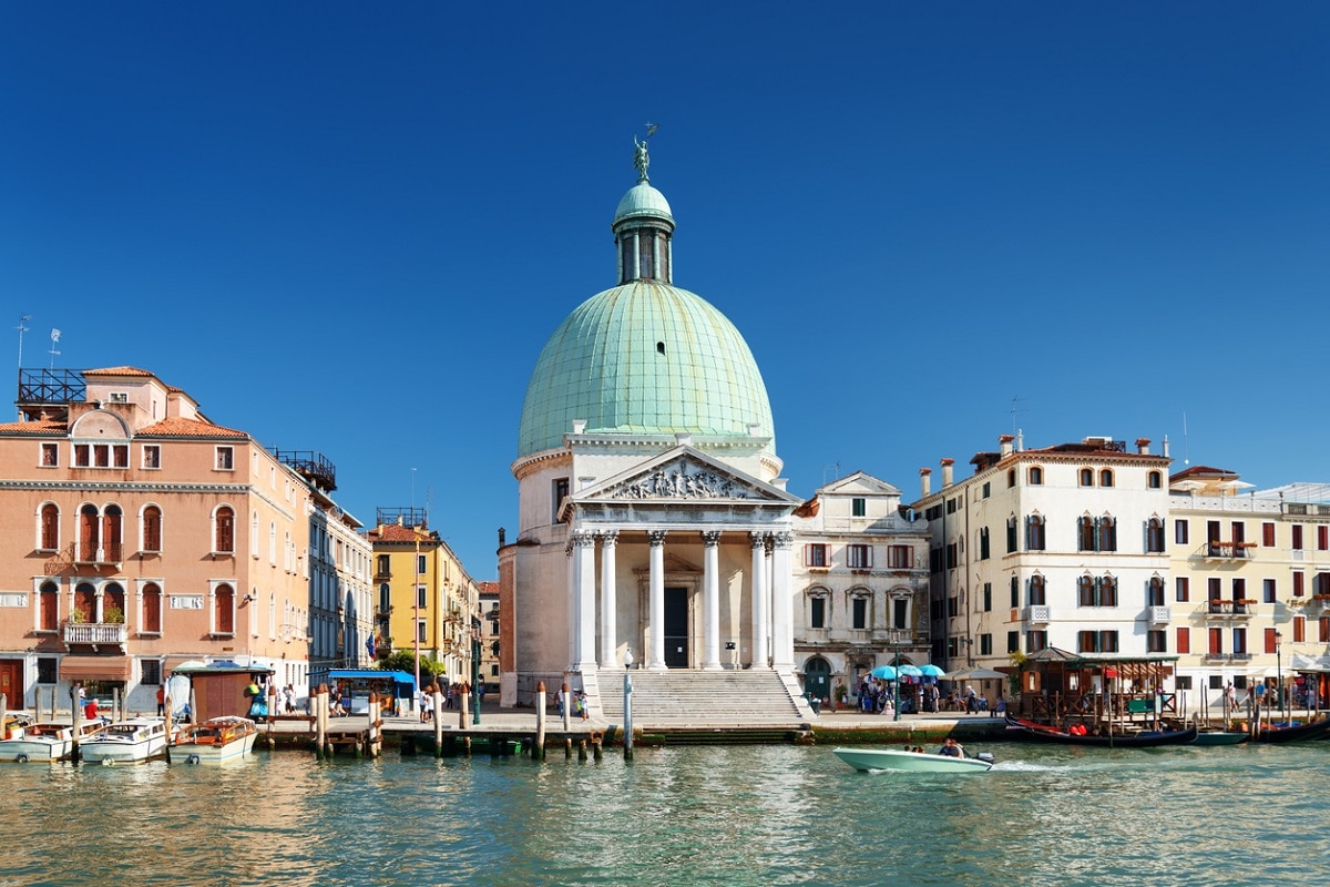 chiesa davanti stazione venezia santa lucia