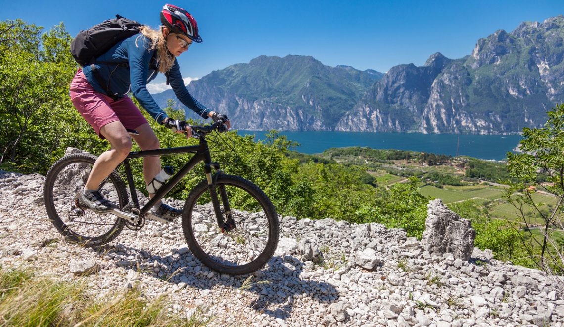 Da Peschiera in bici fino a Bardolino idee green weekend - donna in bici