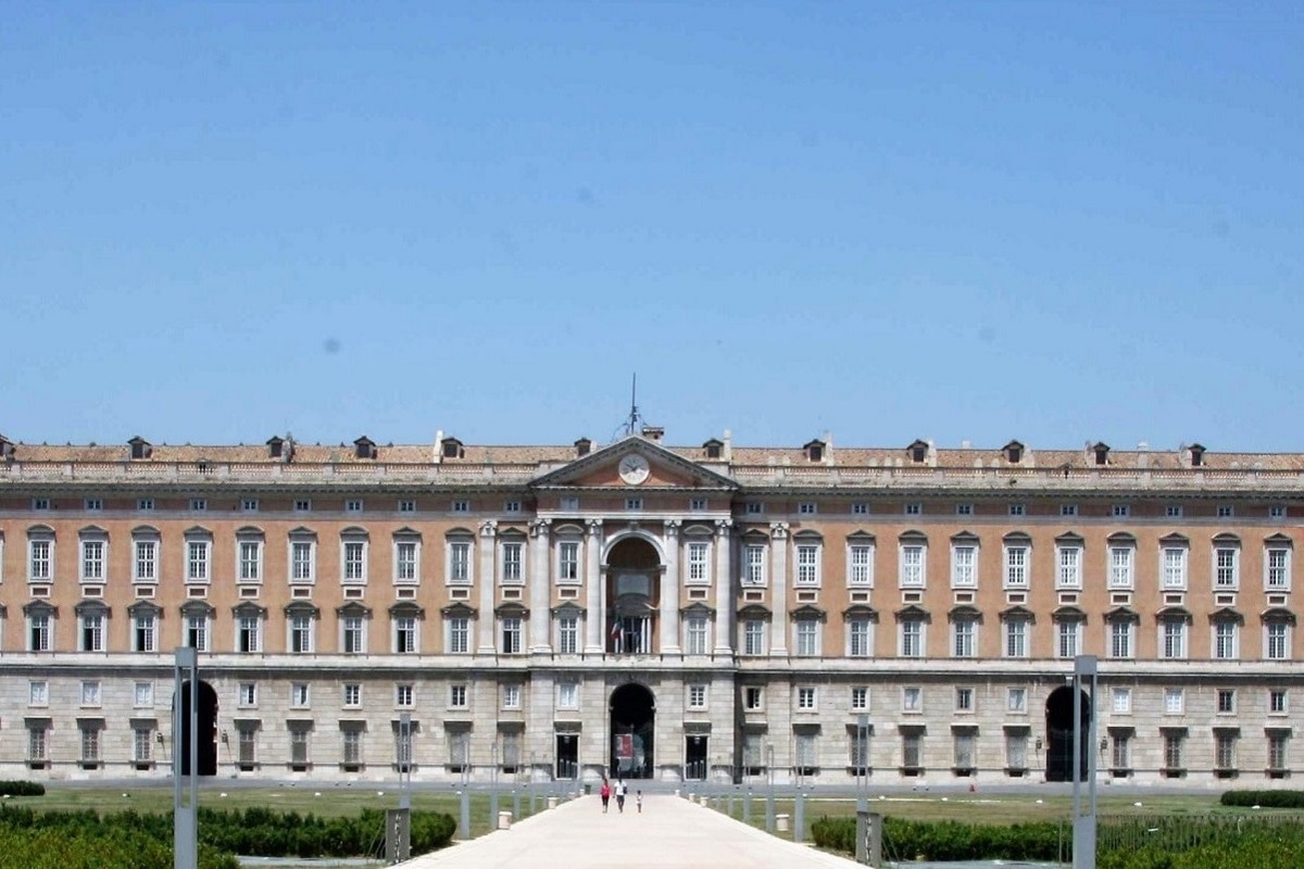 Visitare la Reggia di Caserta da Napoli - facciata