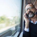 anticipare ritorno in treno se meeting finisce prima - business woman giacca gialla - businessman in treno