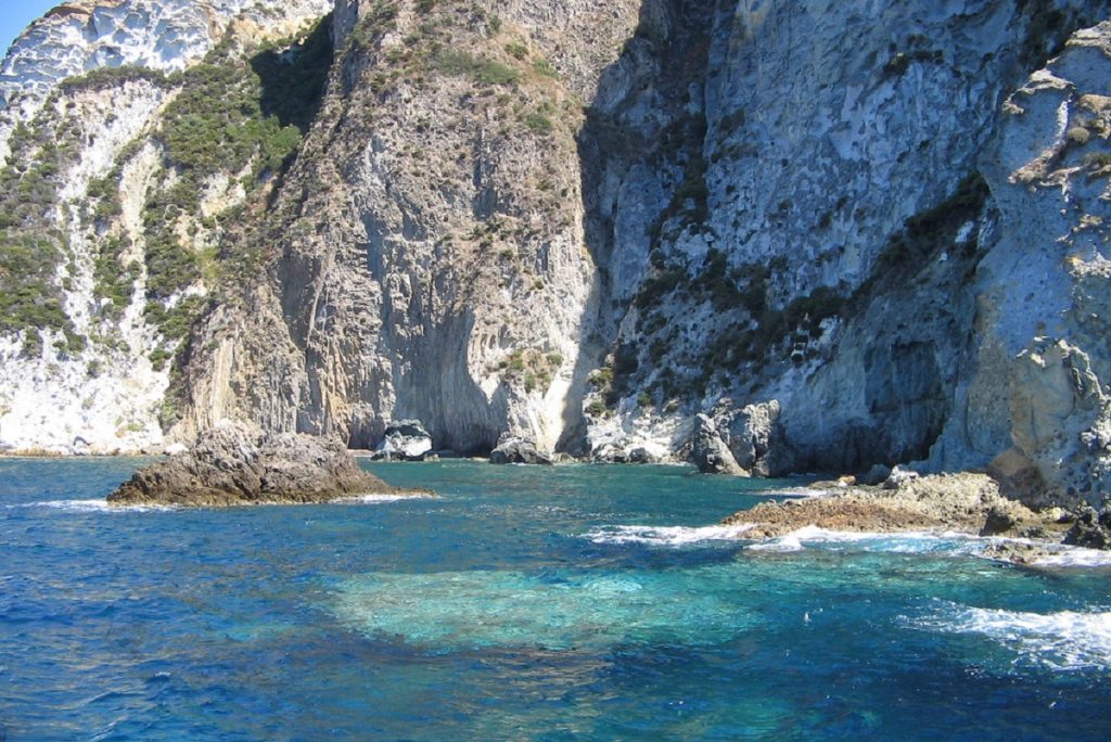 Vacanze-a-Ponza-come-arrivare-e-cosa-fare-nell’isola-pontina - mare
