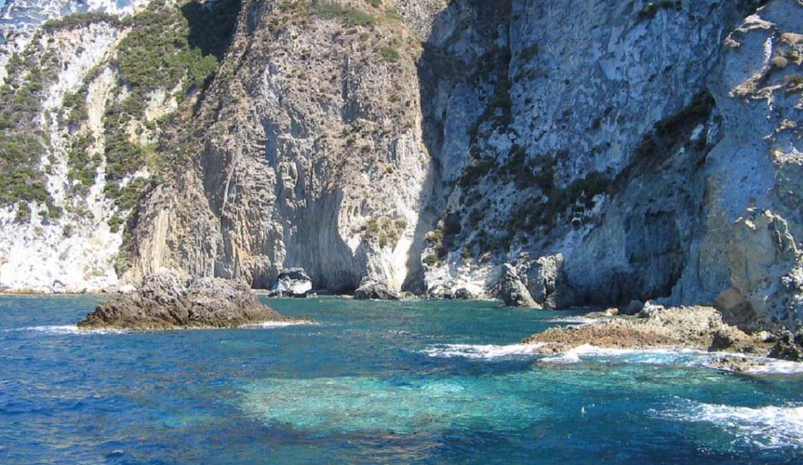 Vacanze-a-Ponza-come-arrivare-e-cosa-fare-nell’isola-pontina - mare