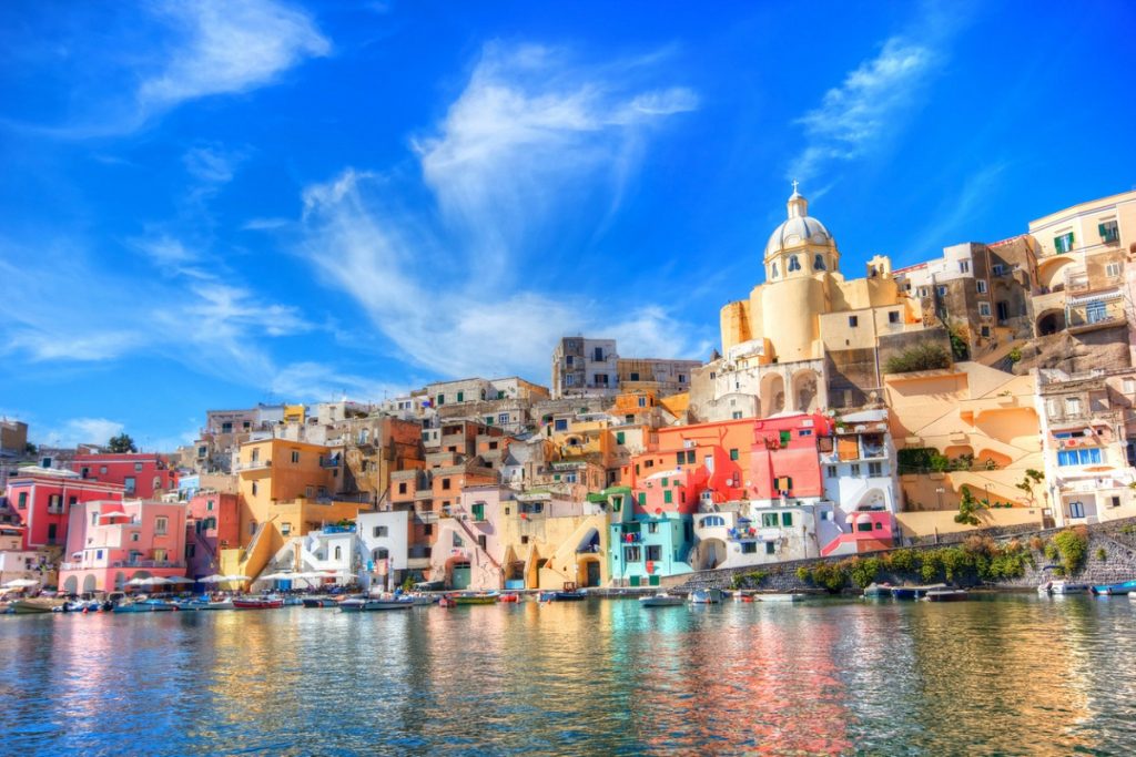 Isola di Procida: spiagge da sogno e colori al largo di Napoli