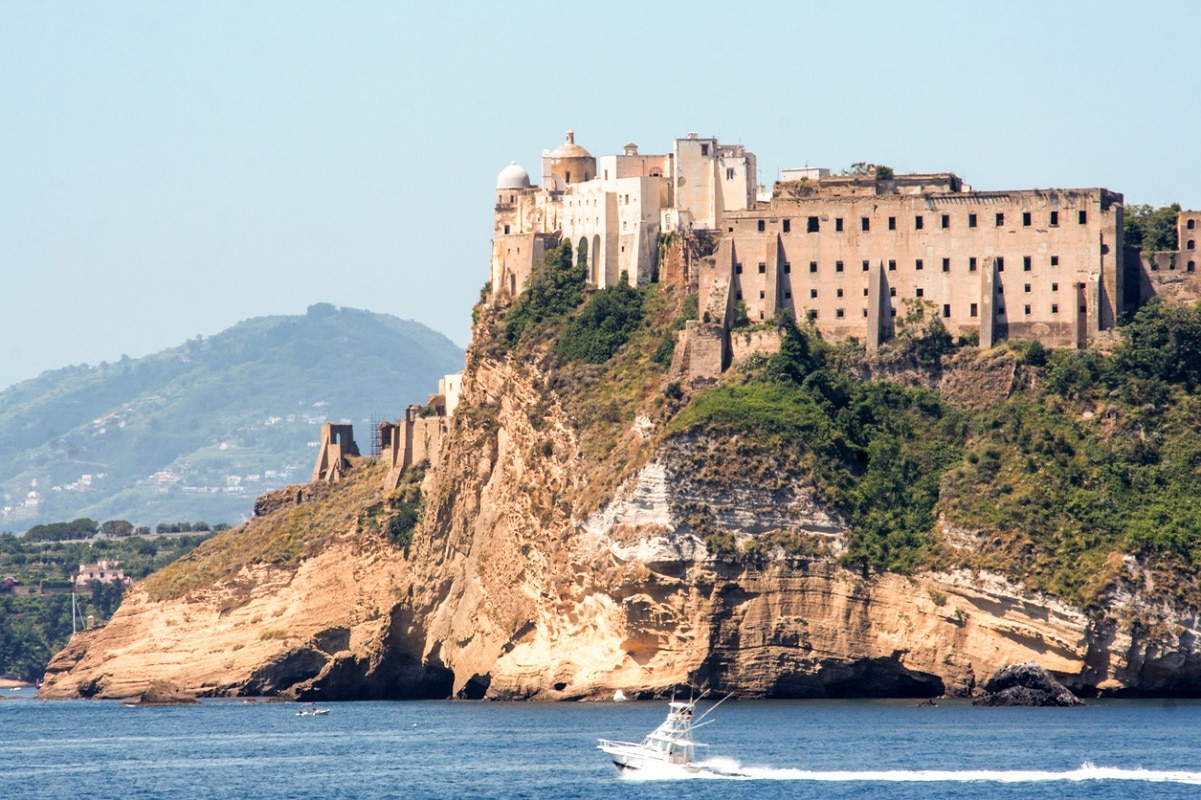 Isola di Procida: spiagge da sogno e colori al largo di Napoli