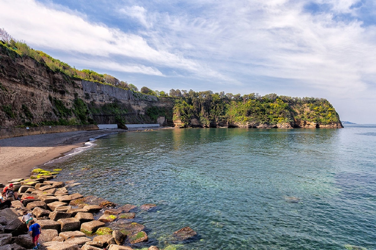 Isola di Procida: spiagge da sogno e colori al largo di Napoli - La spiaggia del postino