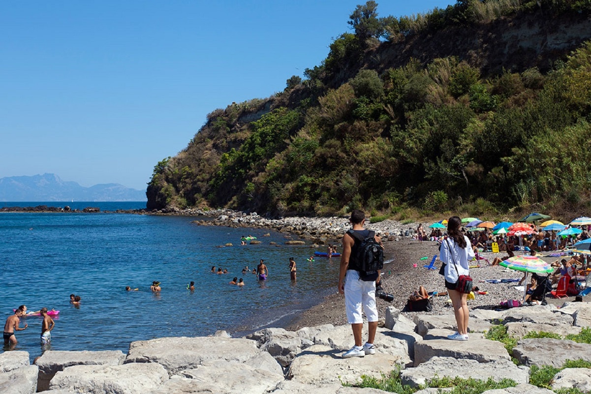 Isola di Procida: spiagge da sogno e colori al largo di Napoli - La spiaggia della lingua