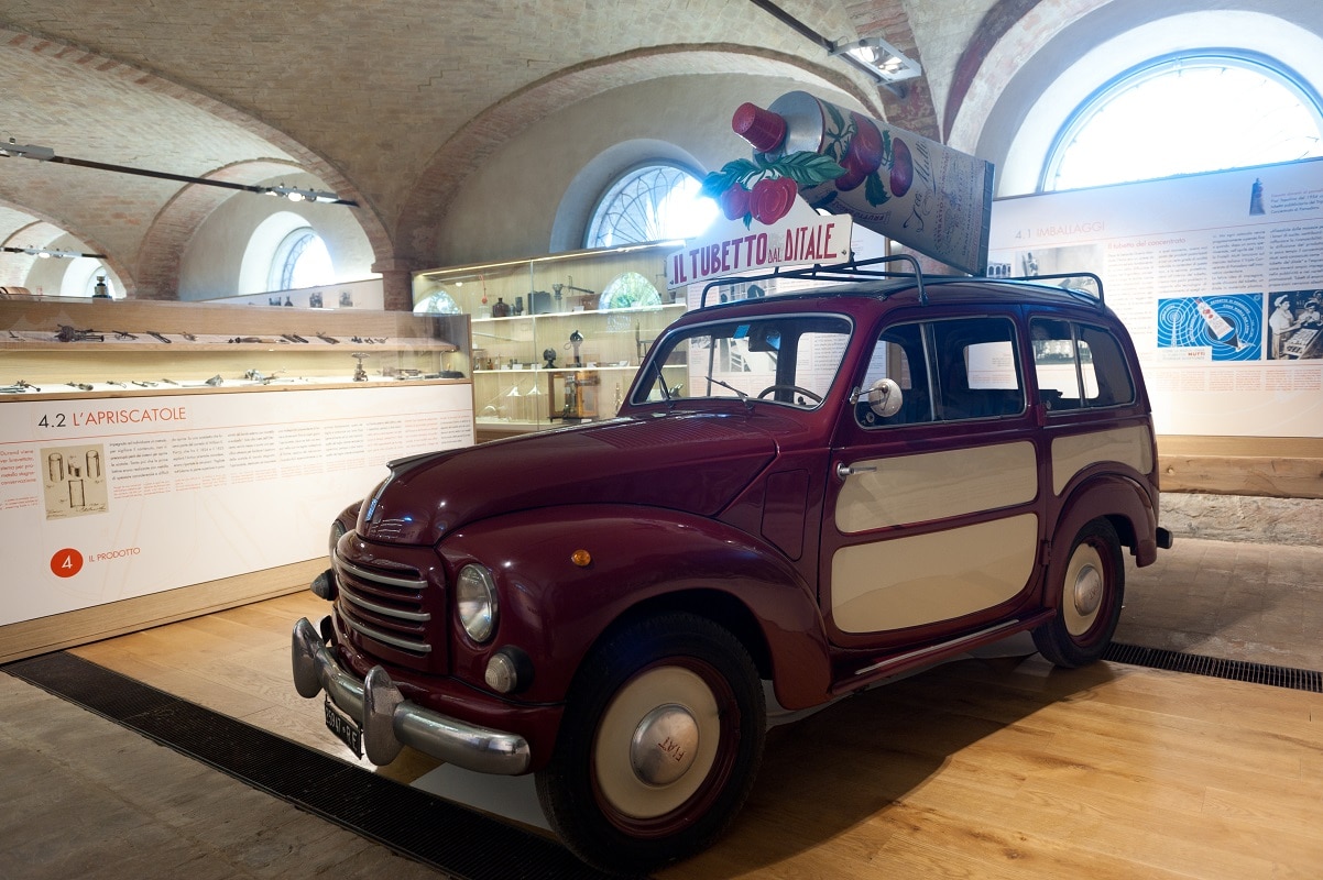 Museo del Pomodoro - Collecchio (Foto L. Rossi) - La topolino pubblicitaria con il tubetto gigante di concentrato