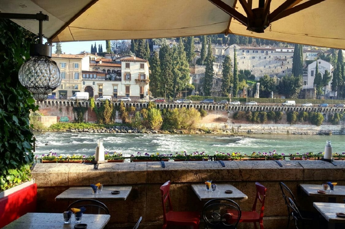 Dove fare aperitivo a Verona Terrazza Bar al Ponte