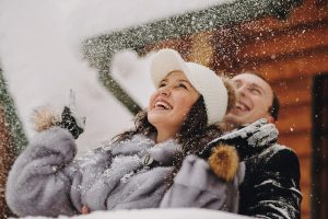 Weekend romantico in montagna coppia