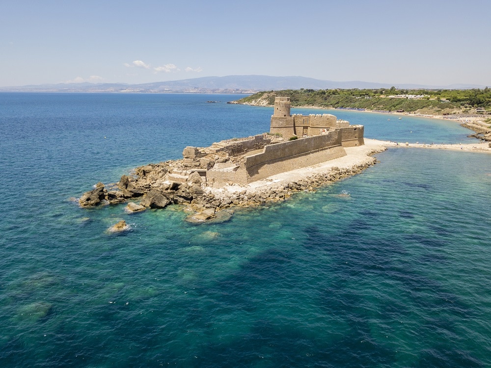 Castello Aragonese sulla spiaggia Le Castella