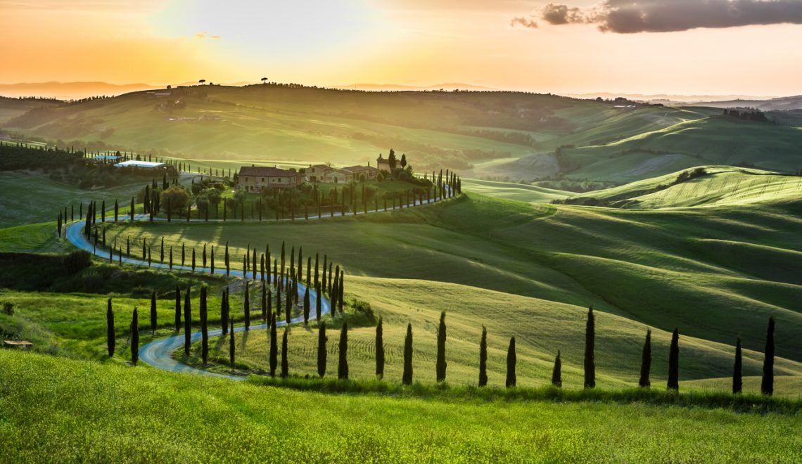 Strada con cipressi in Toscana