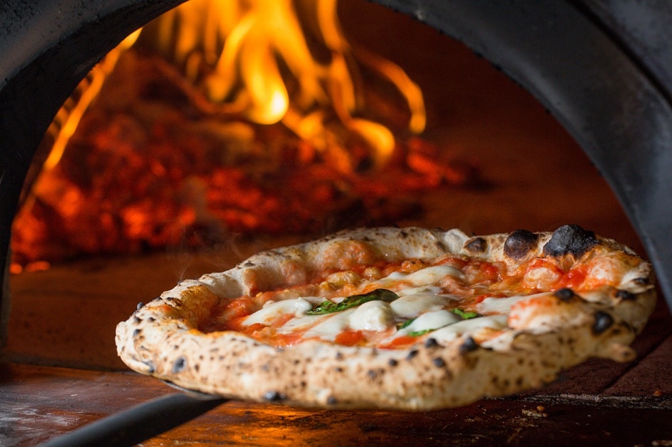 pizza margherita cotta nel forno a legna