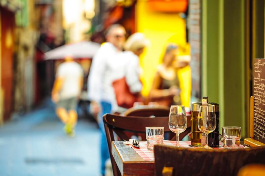 tavola apparecchiata di un ristorante a Trastevere