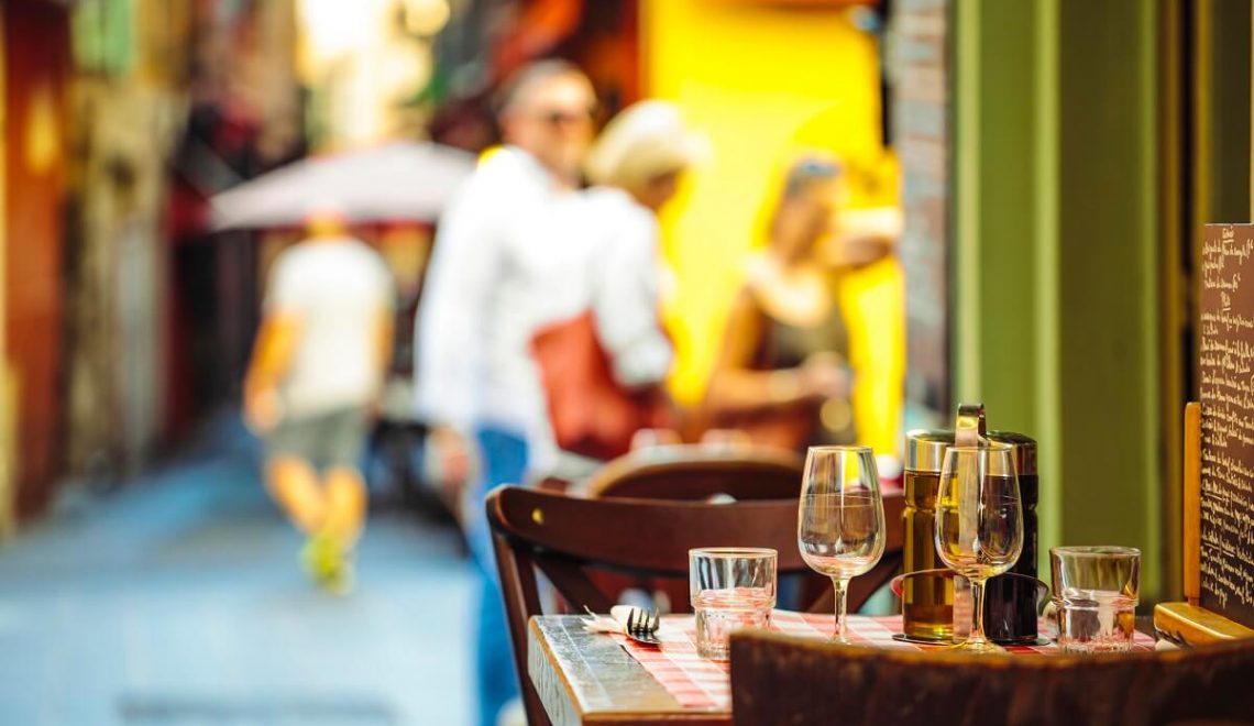 tavola apparecchiata di un ristorante a Trastevere