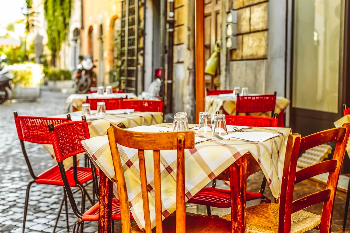 tavoli di un ristorante a Trastevere