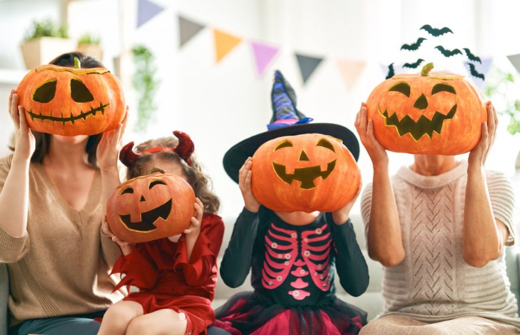 Famiglia che festeggia Halloween