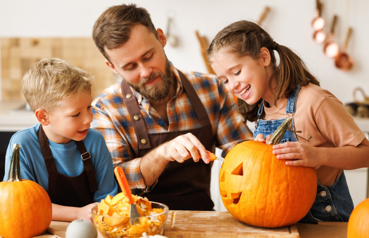 Bambini che intagliano una zucca