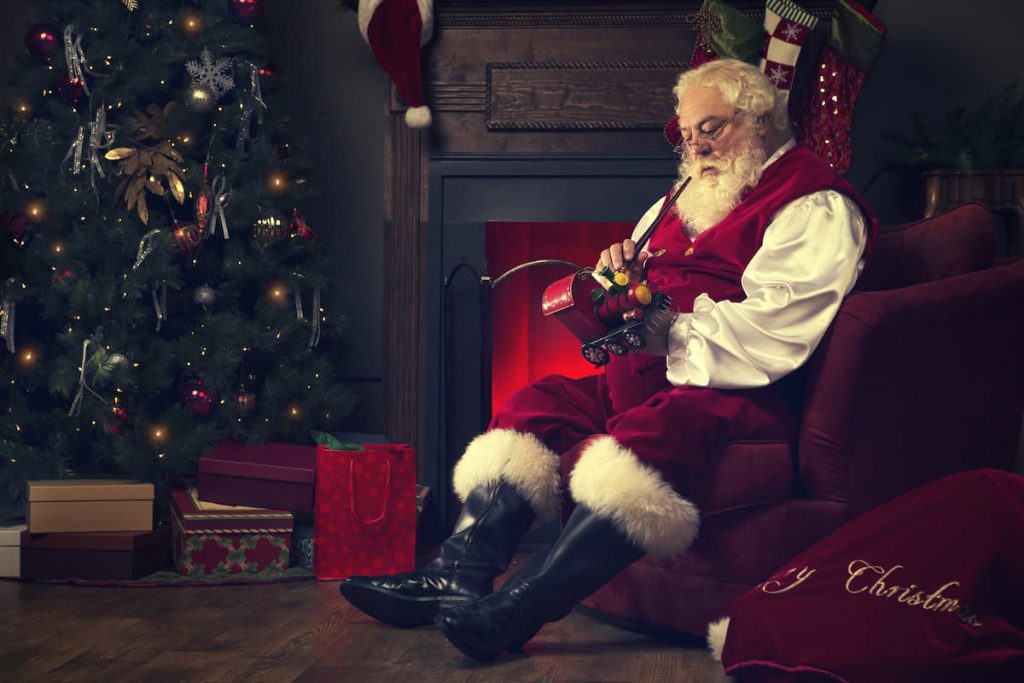 Babbo Natale seduto sulla poltrona