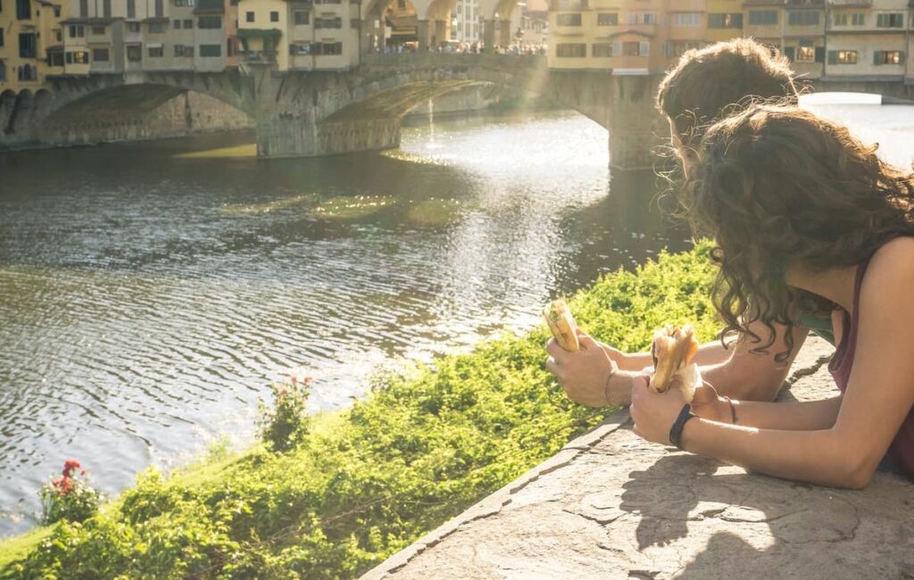 Mangiare difronte a Ponte vecchio a Firenze