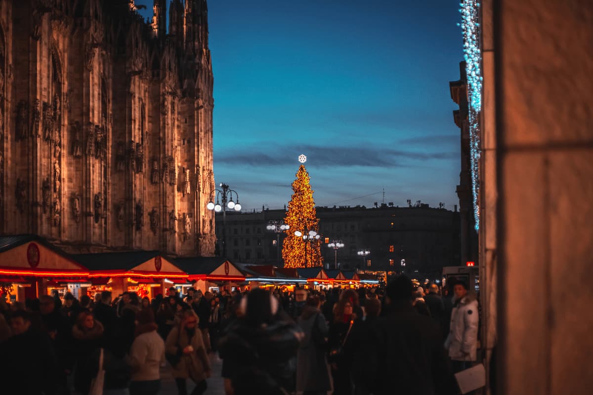 Albero di Natale in piazza del duomo a Mialno