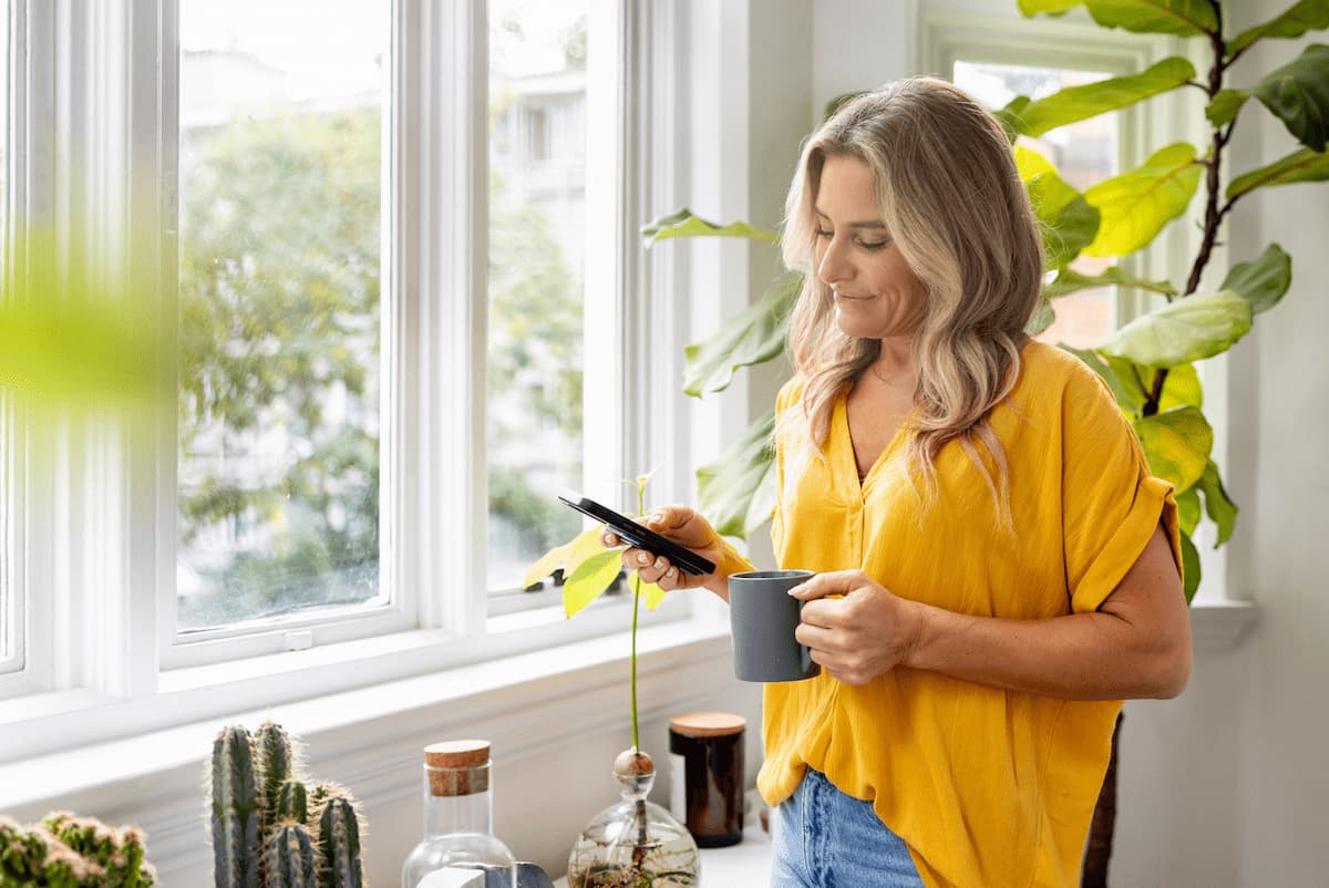 Una donna single al telefono