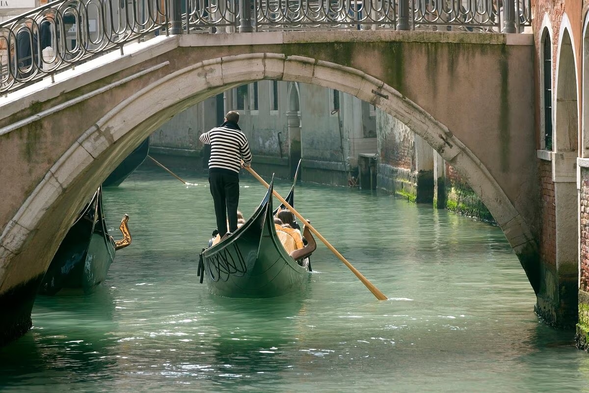 Venice in 3 days -Gondola ride or vaporetto on the Grand Canal